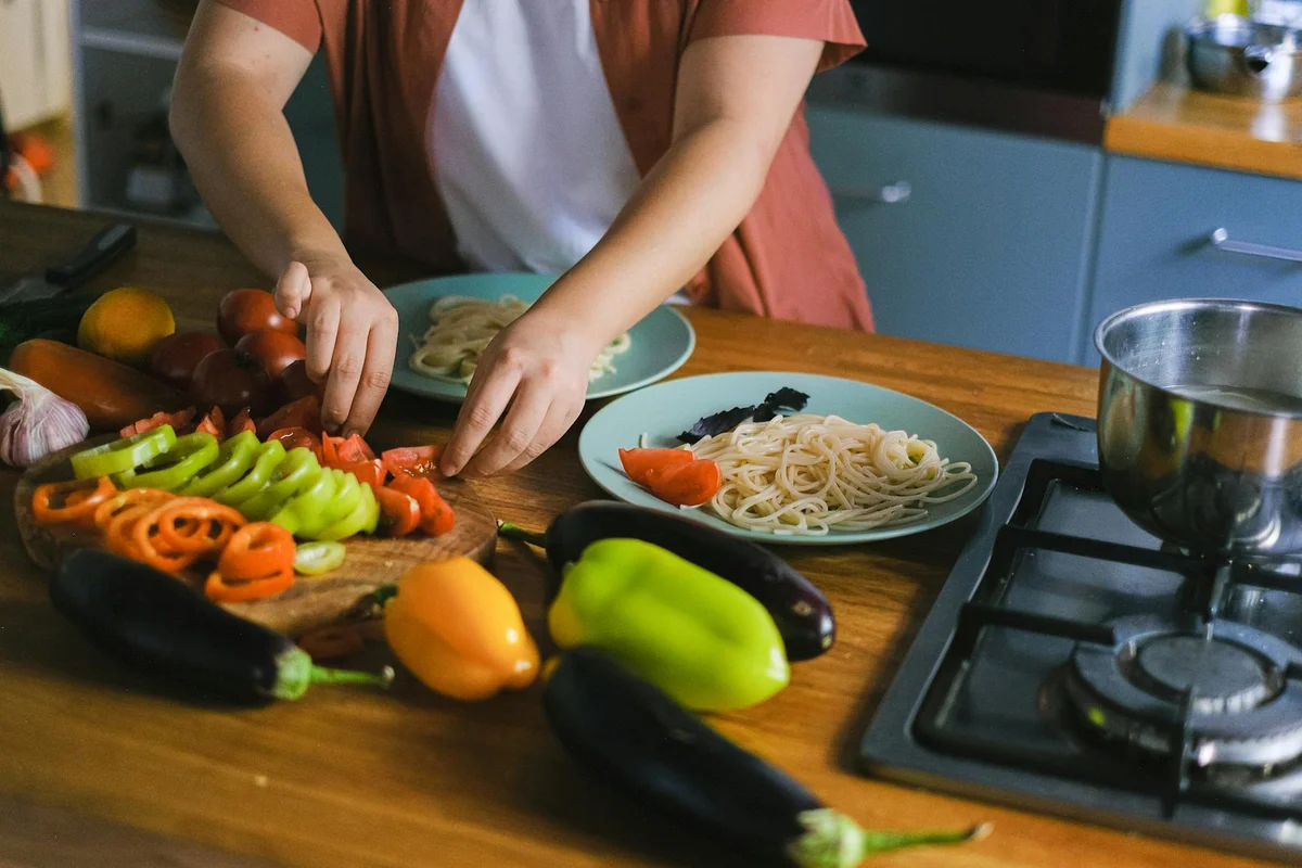 Mujer preparando comida saludable en la cocina